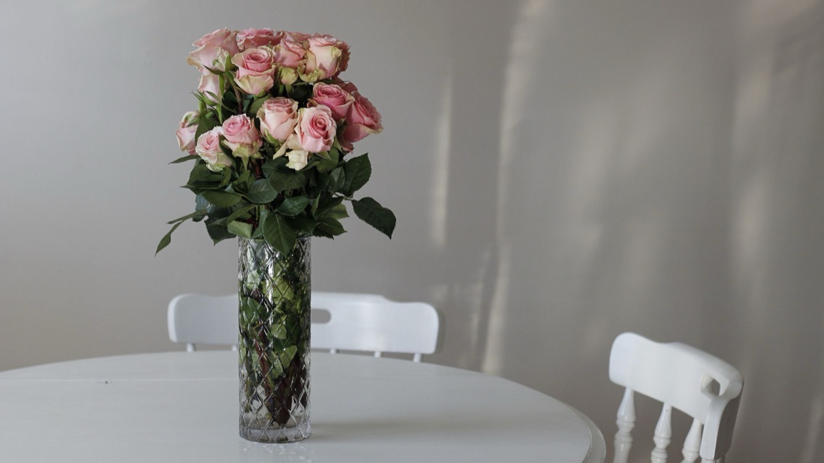 Rosas en florero