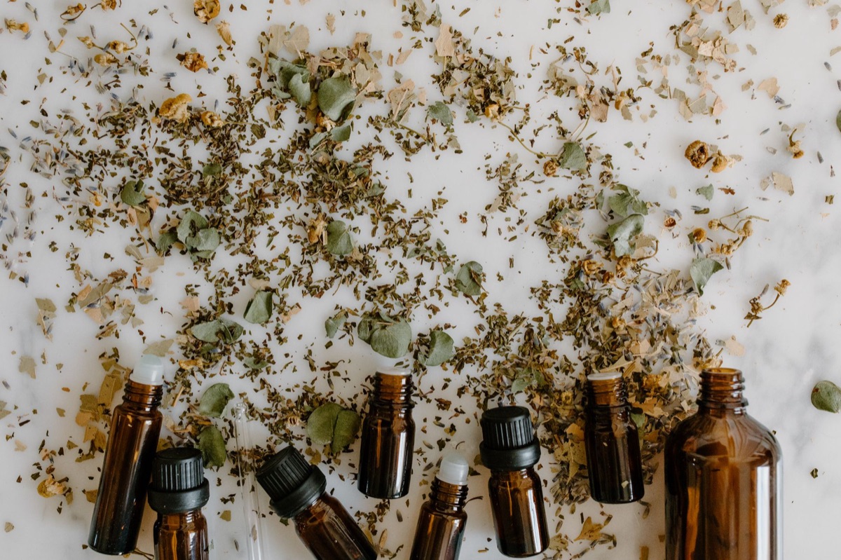botella de aceite esencial de lavanda