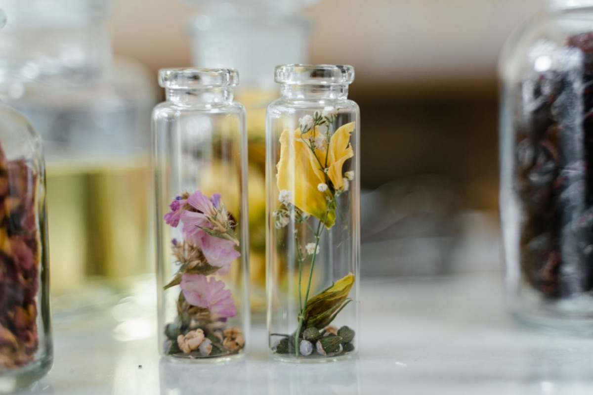 Botella de aceite esencial de flores