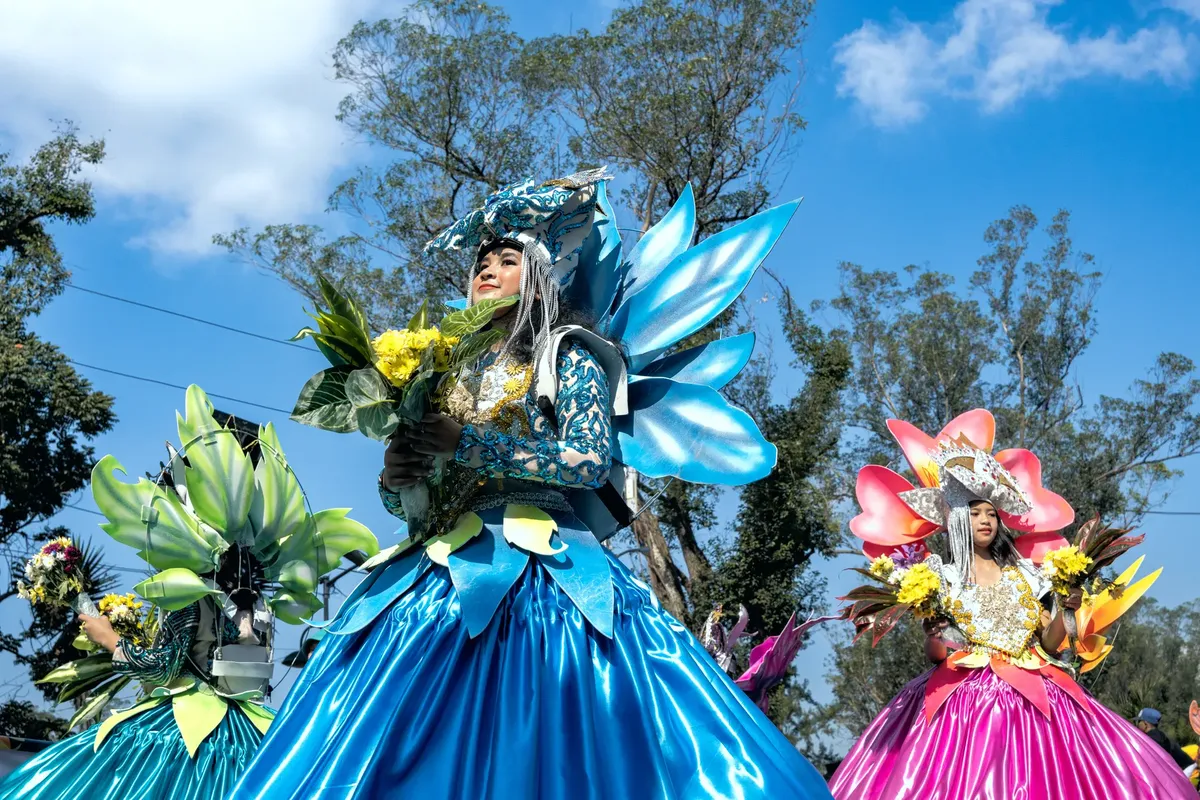 バギオの花の祭りでのパレードで、色とりどりのフラワーコストumeを着た女性たち